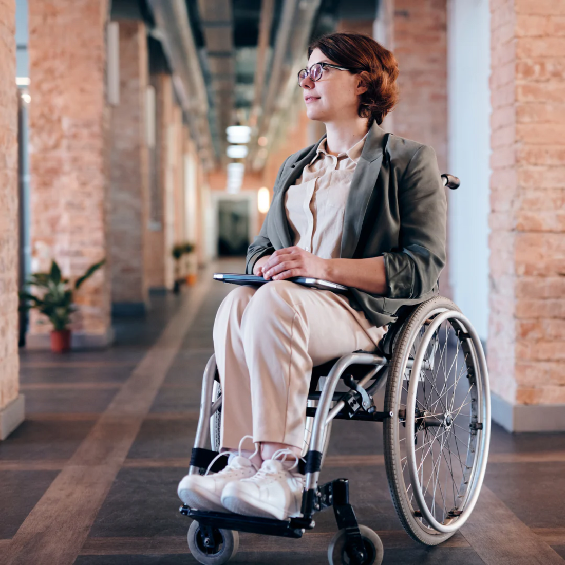 Come scegliere la carrozzina ideale per anziani e disabili: Guida Completa