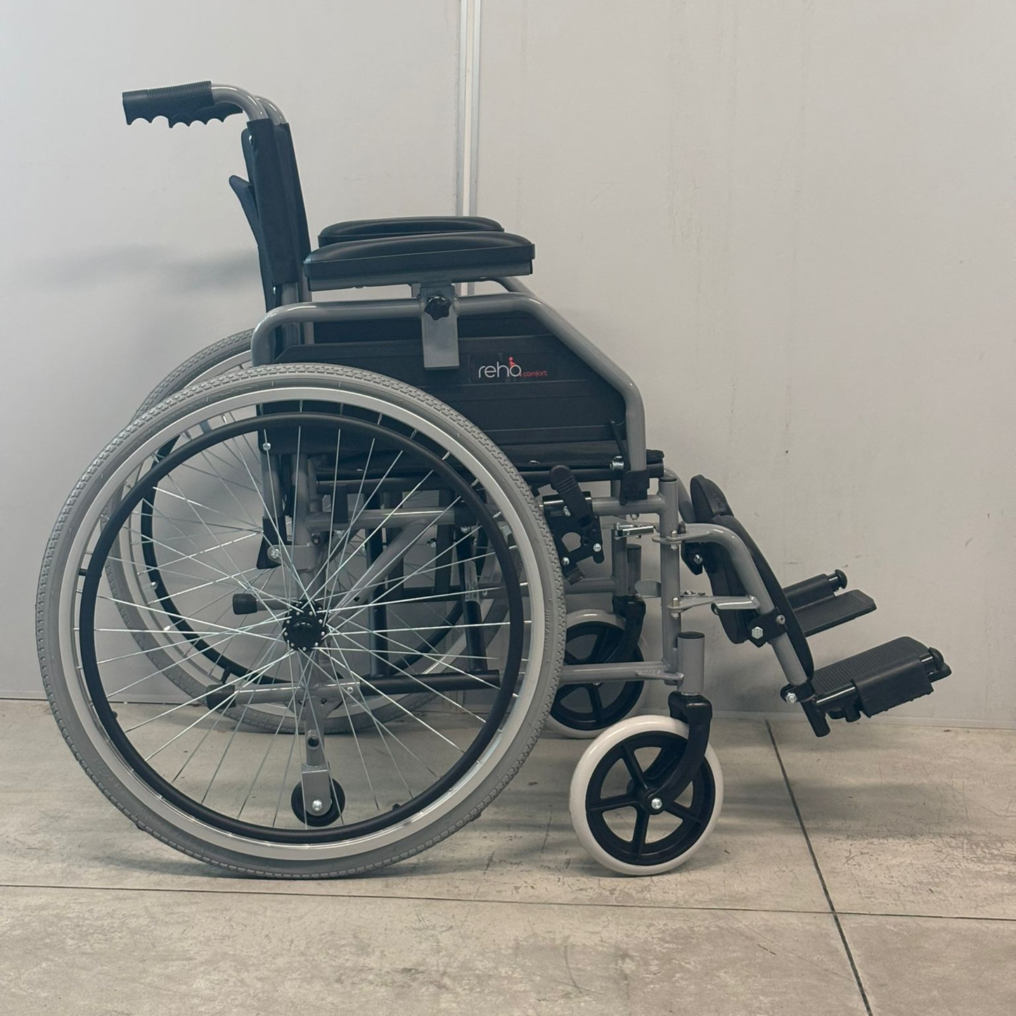 SEDIA A ROTELLE PIEGHEVOLE CARROZZINA AD AUTOSPINTA - REHACOMFORT II