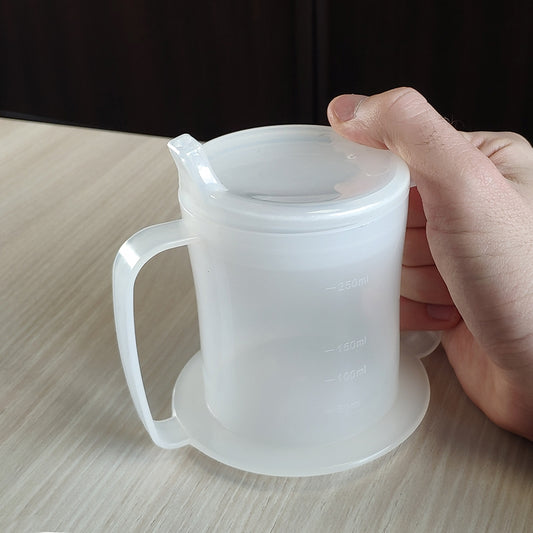 BICCHIERE CON DOPPI MANICI ERGONOMICI E BECCUCCIO CON BASE LARGA